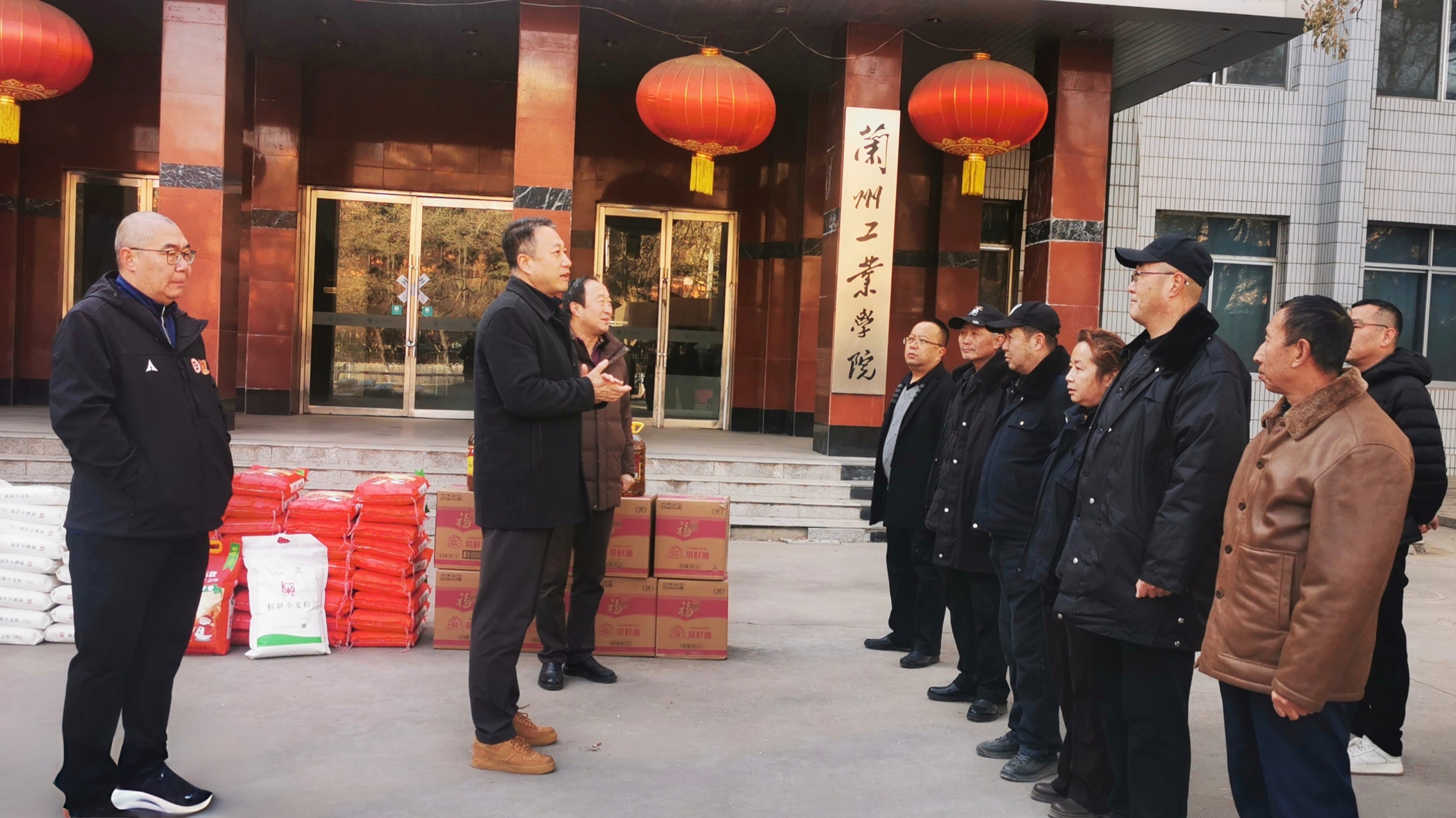 学校领导慰问寒假值班人员