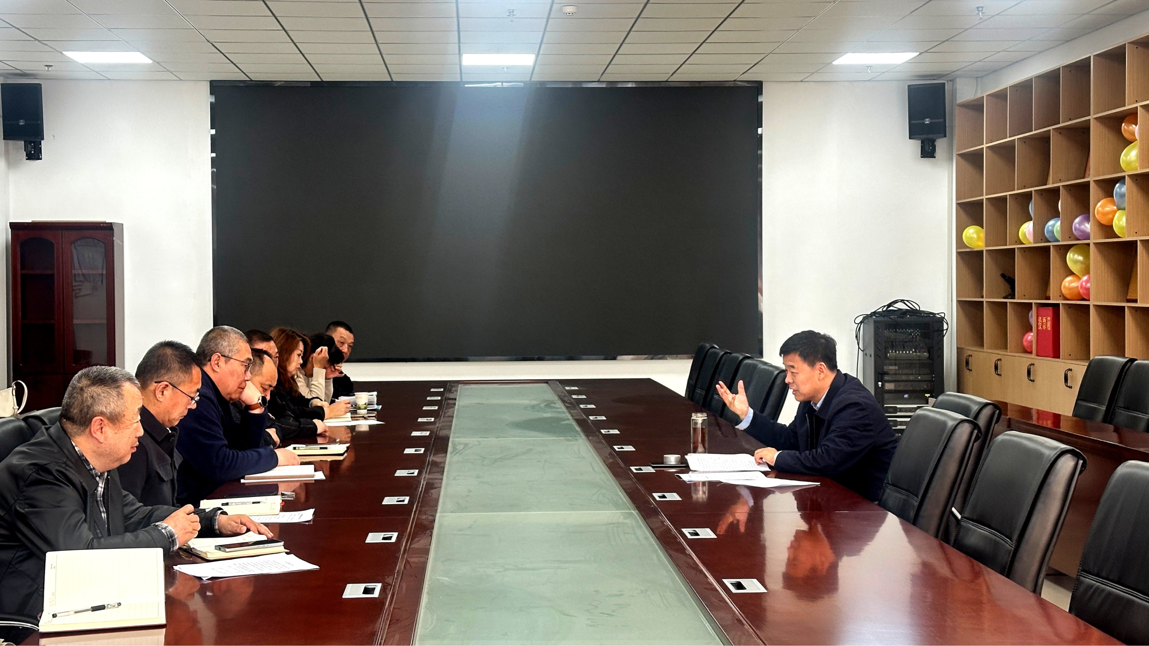 副校长王佰成深入后勤管理处指导工作