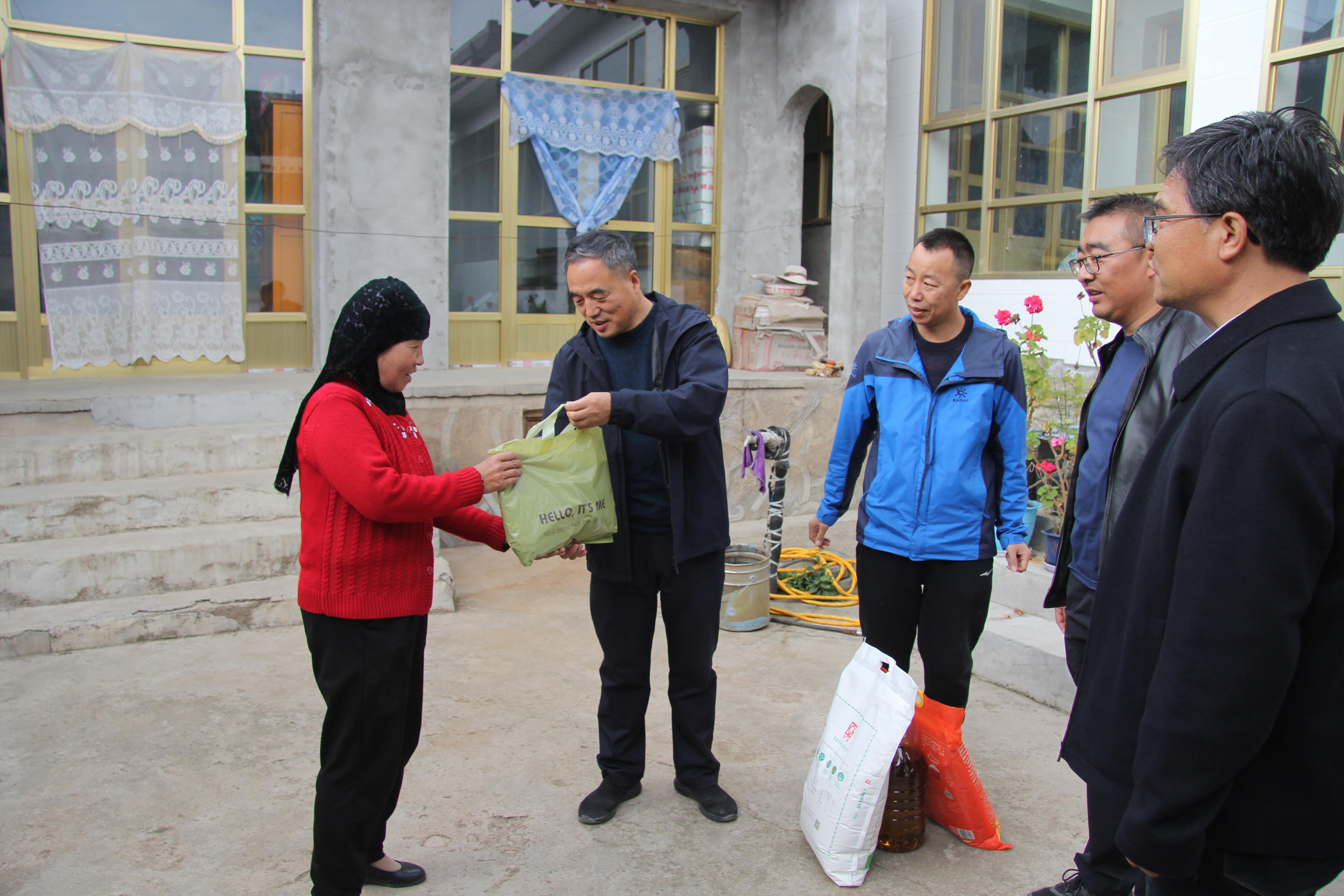 韦尧兵一行赴积石山县开展乡村振兴和结对关爱工作