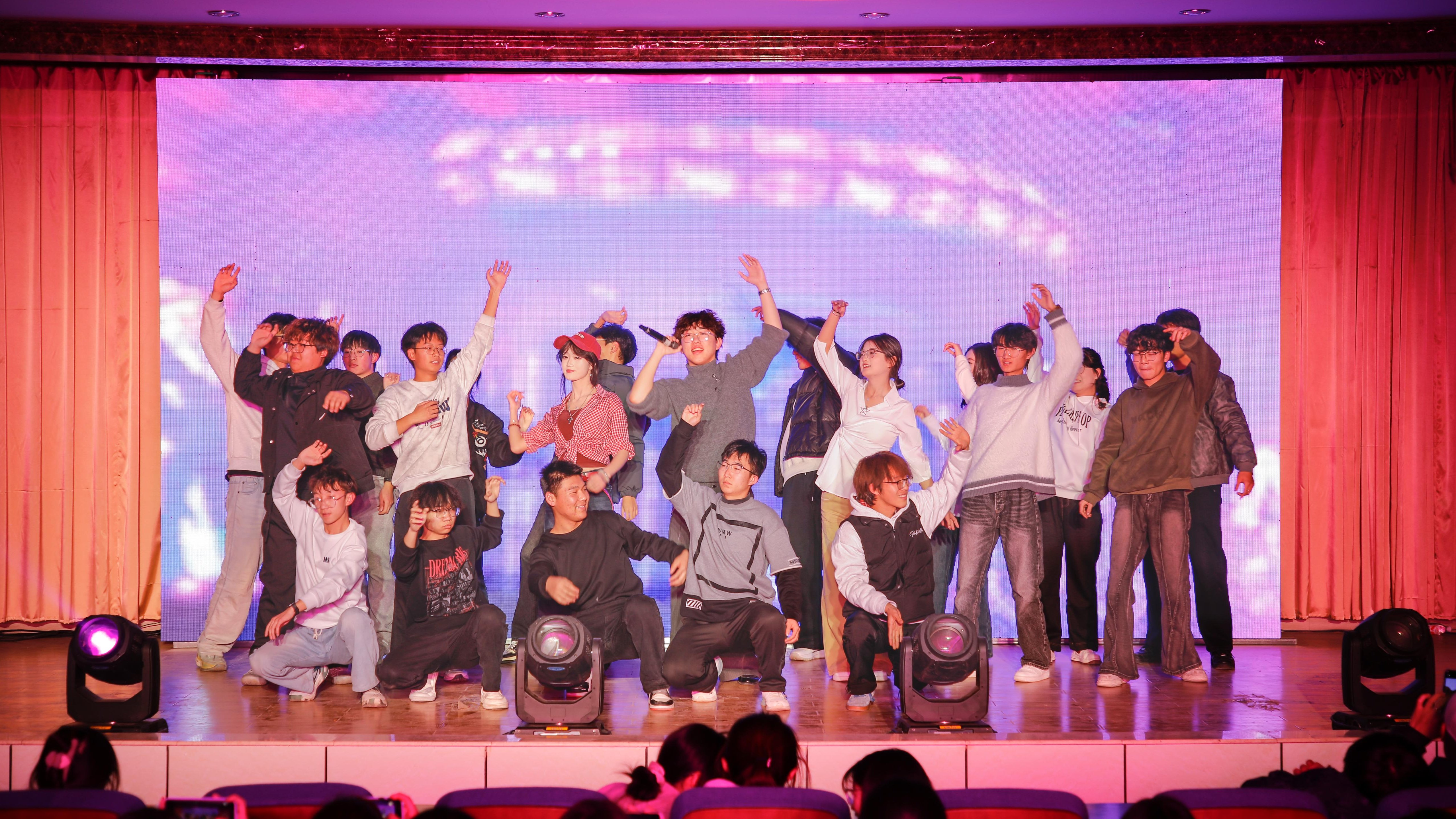 学校举行“星芒汇聚 共赴新程”2026年元旦晚会