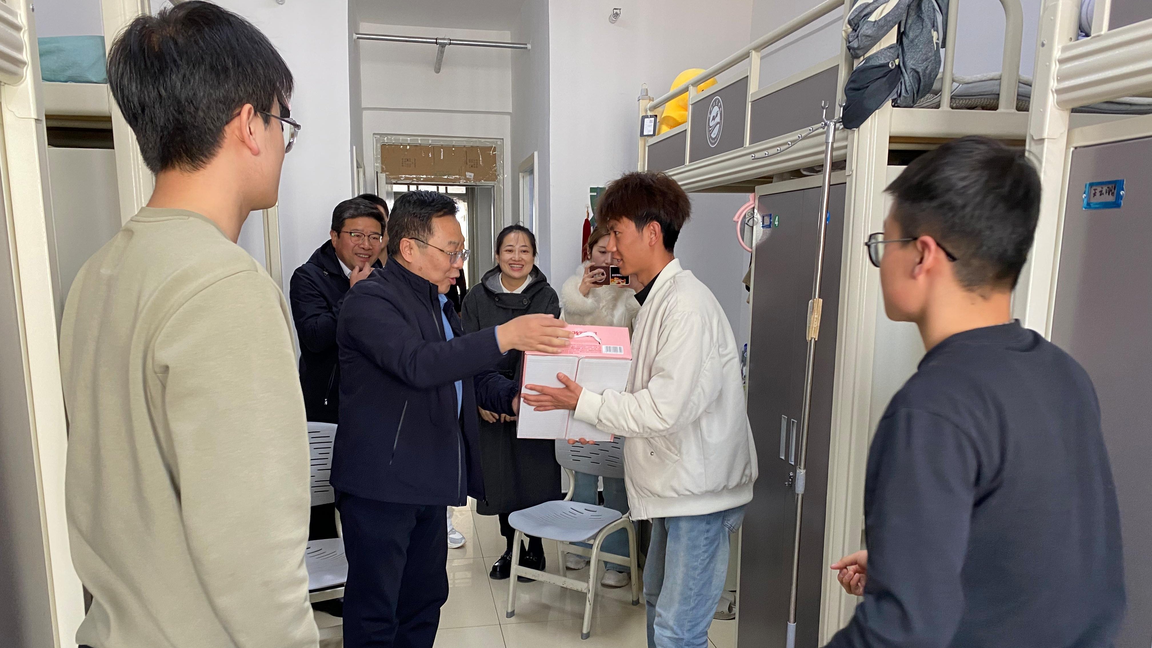 校领导深入学生宿舍开展元宵节走访慰问活动