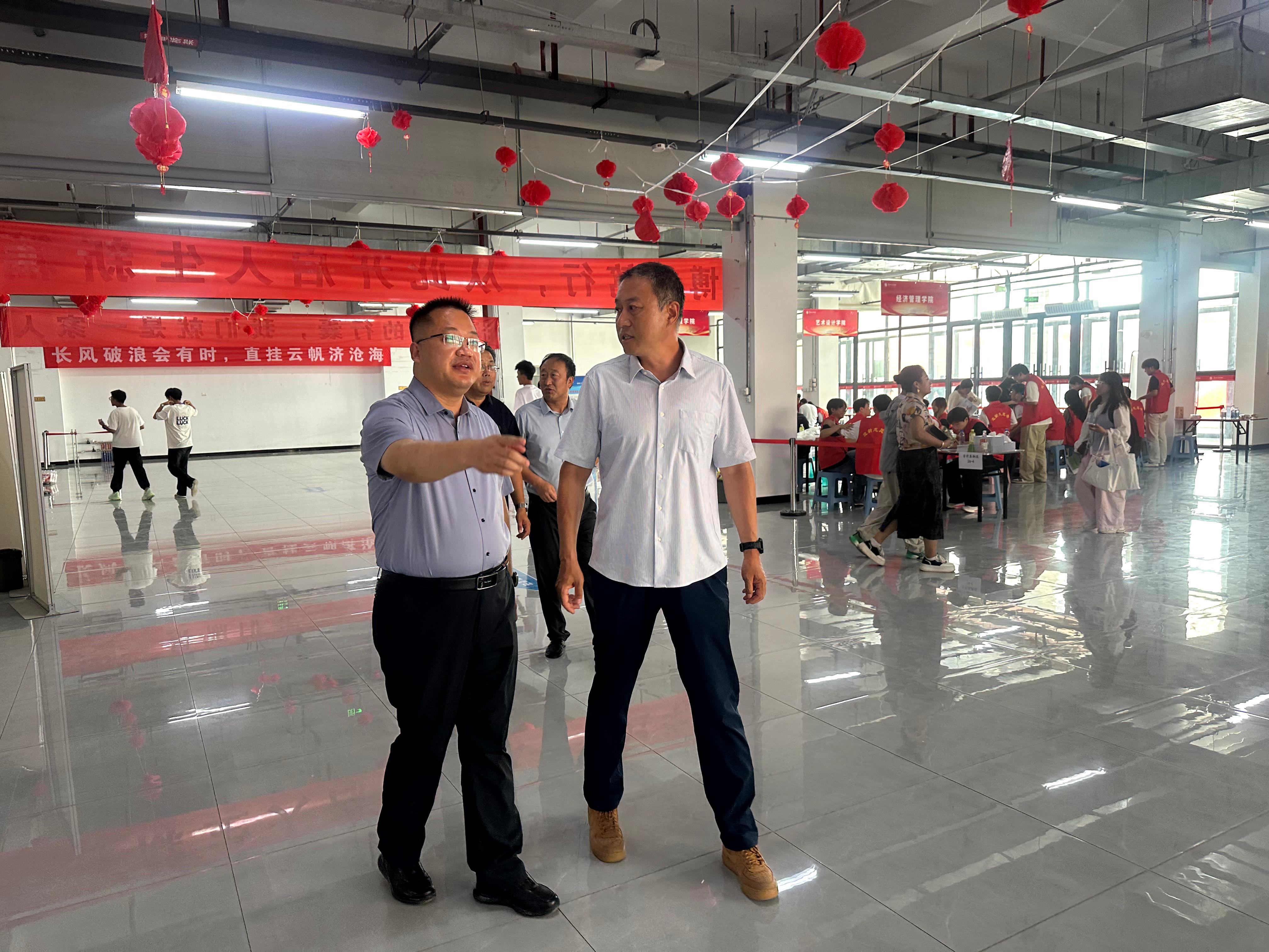 校领导深入迎新现场检查指导专升本新生报到工作-兰州工业学院